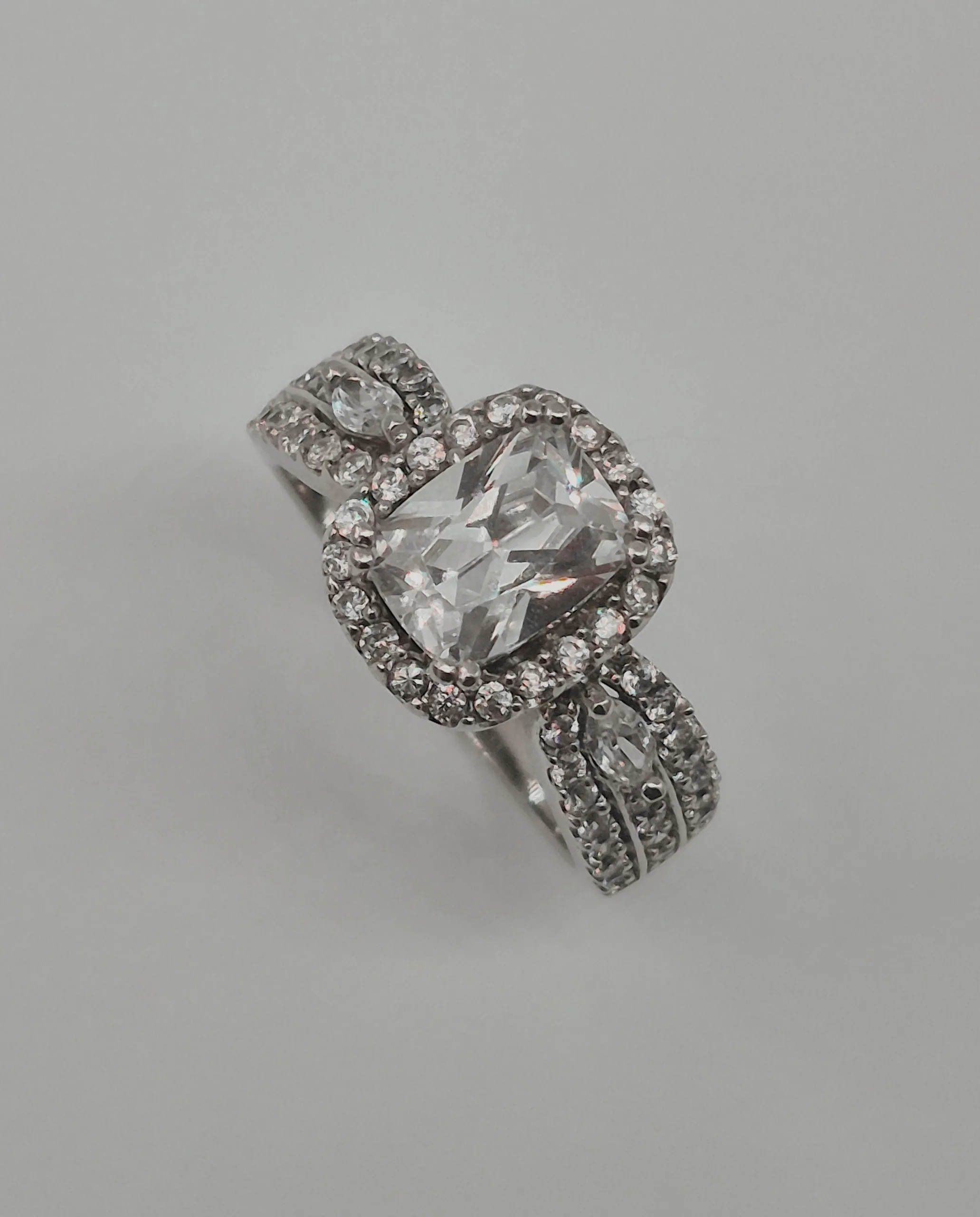 Illustration of a diamond on a precision carat scale, emphasizing weight South Africa