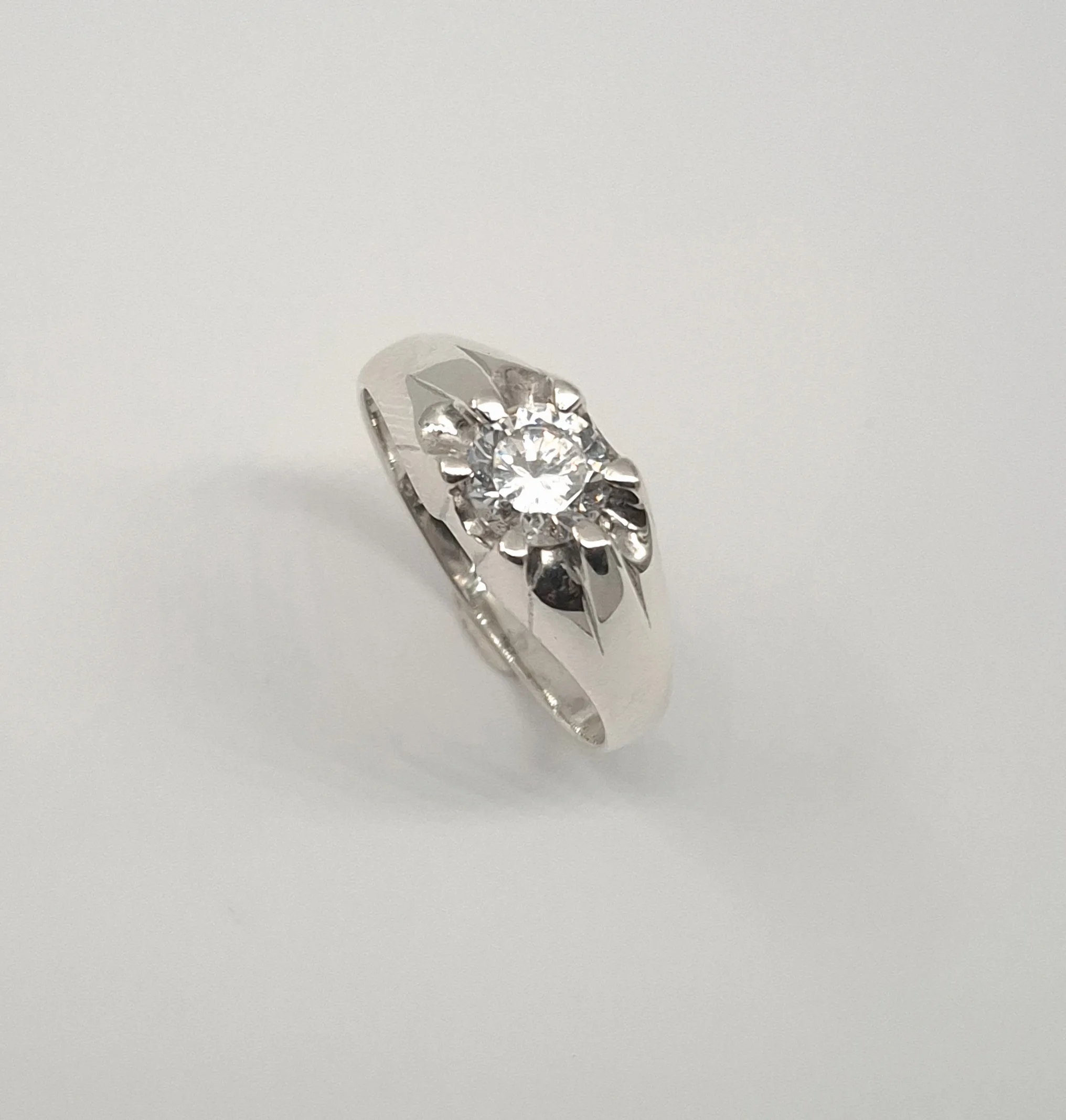 A classic solitaire luxury engagement ring with a brilliant diamond in gold setting.