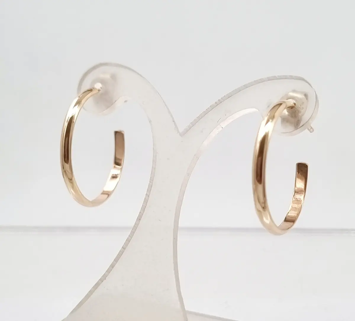 20230524_154326Floella A pair of 9ct yellow gold 3/4 hoop earrings featuring a polished finish and secure butterfly back closures.