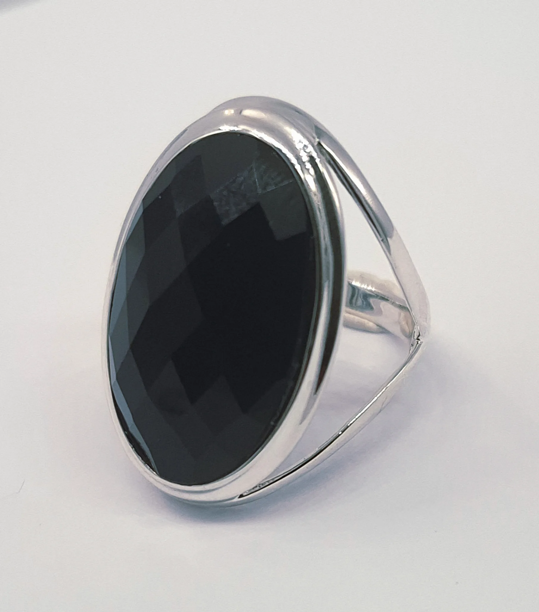 Icon for Onyx gemstone.