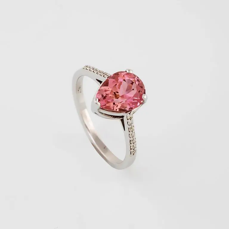 18ct. White Gold ladies ring set with a Pink Tourmaline pear shaped 1.81ct and in shank 14 round diamonds of 0.17ct. 2.85gr.