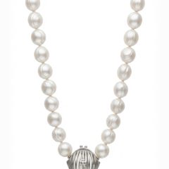 Fresh-water pearl necklace featuring a 10 mm strand with a unique front clasp styled as a miniature handbag design, measuring 45 cm in length.