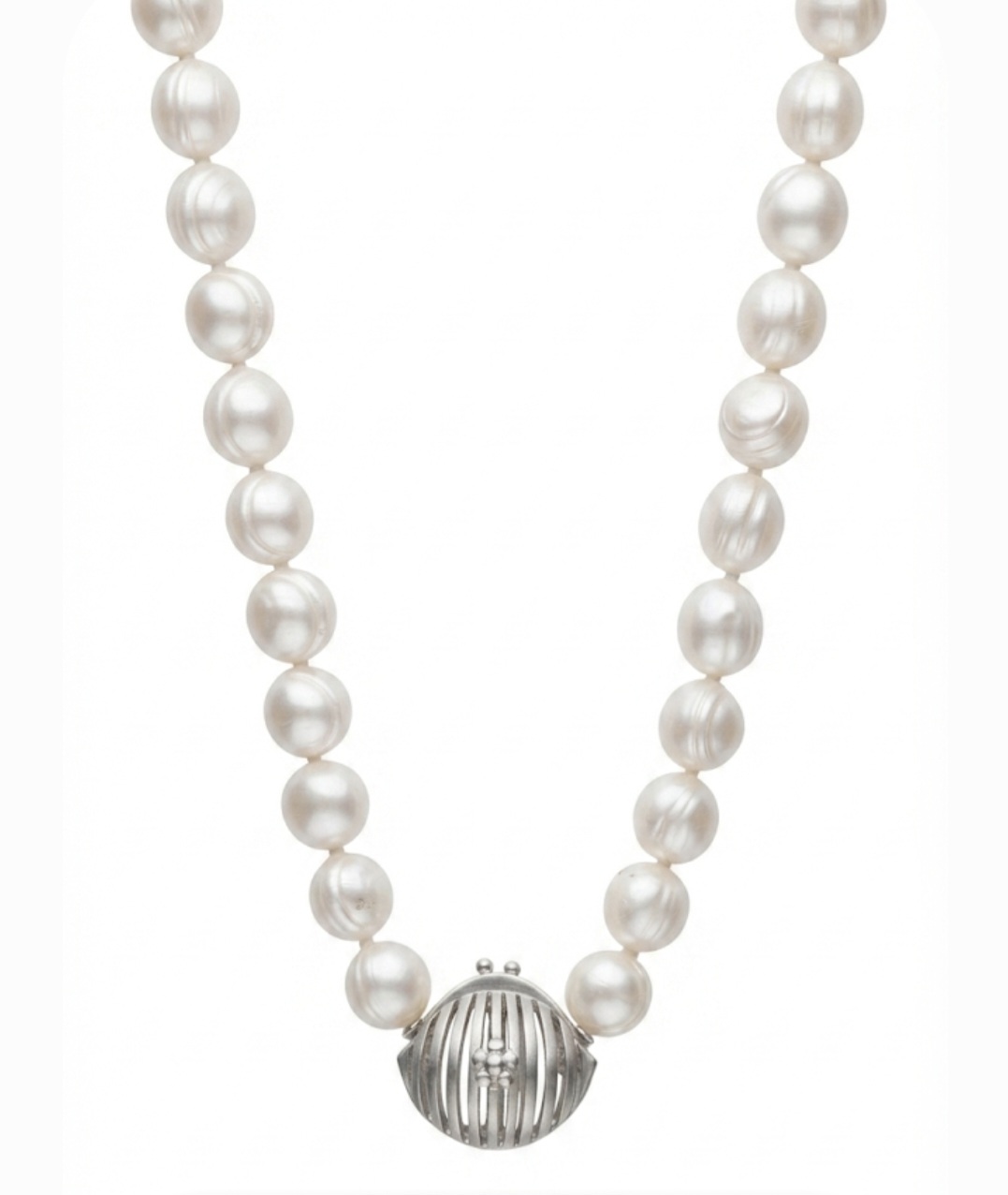 Fresh-water pearl necklace featuring a 10 mm strand with a unique front clasp styled as a miniature handbag design, measuring 45 cm in length.